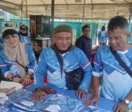 Peserta melakukan daftar ulang dan pemeriksaan kesehatan sebelum memulai gowes bersama. Persiapan ini dilakukan untuk memastikan seluruh peserta dalam kondisi prima sebelum mengikuti rute bersepeda.